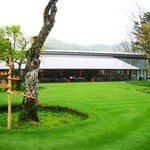 LYS - 青々とした芝の奥がレストランです。
