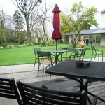 店内からの眺め。季節、時間帯によっていろいろな表情が楽しめそうです