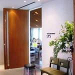 LYS - 店の入り口。右側がレストラン、左側がオリエント急行です。