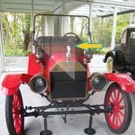 LYS - 近くに展示されているクラシックカー。矢印部分が、ラリックの作品です。