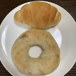パンの森　クララ - 上　塩パン
                                下　くるみとペッパーのクリームチーズベーグル