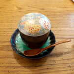 深酒 - お通しは、松本名産の手まりを思わせる、繊細な柄の器で登場