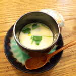 深酒 - 鯛・海老・カニ・海老… 海鮮がふんだんに盛り込まれた茶碗蒸し。これがお通し（￥550）なんです！