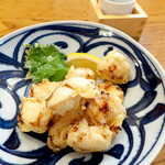 深酒 - 国産鶏肉の自家製味噌麹揚げ（￥750）。甘辛い味付け、アツアツでフリッターを思わせる軽さ