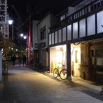 深酒 - 繩手通り商店街からすぐ近く。大手四丁目にある日本酒「深酒」