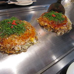 広島流お好み焼き 秀 - カウンターで焼いて、テーブルへ持って来てくれます。