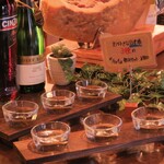 日本酒×炭火バル からんと - カウンターのお客様は大抵頼まれるお好きな日本酒３種の飲み比べセット！