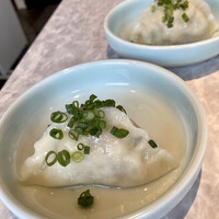 中国意境菜 白燕 - コースメニューの餃子はよだれ鷄のタレで　モチモチっとした皮がタレをまとい実に旨いのです♬