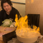 しゃぶしゃぶ・創作料理居酒屋 豚吟 栄店 - 立ち上がる炎は店長（掲載承認済み）をこんがりと炙るためではないのでだ（笑）