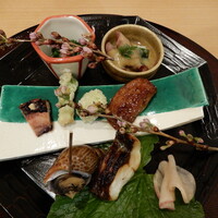 口福 みなみ - 八寸（ホタルイカ，そら豆のみじんこ揚げ，タラの芽，黒ムツ，つぶ貝，ツルナお浸し，真蛸の柔らか煮，生麩照り焼き）