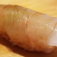 高柿の鮨 - ①鮃
                    産卵期は冬～初夏、旬は秋～冬。
                    1日寝かせなのにしっとりとした軟かさ、ネタの厚みがあり、昆布〆では無いが旨みはしっかり感じます。
                    ただし煮切り醤油は濃いめなのが・・・