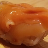 高柿の鮨 - ⑦青柳(正式名:バカ貝)
                    産卵期は早春~夏、旬は春
                    ほのかな磯の香り、軟らかく甘み&旨みが豊かです。
                    2枚重ねで美味しさ2倍！(人´∀`)♪