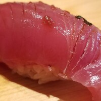 高柿の鮨 - ⑨上り鰹
                      本鰹の産卵期は夏と冬、日本近海では夏、赤道付近では通年、旬は春～夏
                      上り鰹で脂は少ないがモチモチモチ食感で、脂が少なくサッパリとして、爽やかな後味ですね。