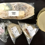 おむすび「結」代官山 - 4種のお惣菜セット(おにぎり2個、4種お惣菜、ドリンクorお味噌汁)990円