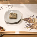 うを徳 - 裏ごししたホワイトアスパラガスと葛とうすい豆と桜の葉の寒天寄せ