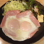 居酒屋・わ - ハムエッグをオーダーしたけど、ハムがないのでソーセージエッグになった。