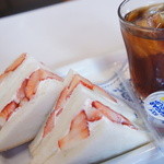 フルーツパーラーフクナガ - 【2012/2】苺のサンドイッチ（ハーフ600円・飲み物つき）♥