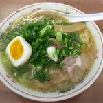 ラーメン酒場 海坊主 - ラーメン（500円）・この日は、モミジ（鶏の足）と軍鶏の手を使用