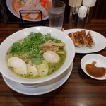 麺屋 空海 - 安定のパクチー麺