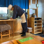 おおもり - 大将。
      見方によっては疲れている風にも見えなくもない。
      字を書いているだけだと思うけど。