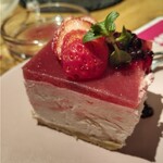 囲炉裏びすとろ 2918 - リッチないちごのレアチーズケーキ