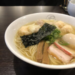 八雲 - 特製ワンタン麺白だし¥1100  味玉¥100