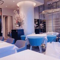 La Brianza - ティファニーブルーの椅子が印象的な店内