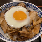 仲はら - 豚とろ丼。半熟玉子と甘辛タマネギの相性が良い。