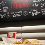 ケンタッキーフライドチキン - 料理写真:チキン2ピースセット越しの壁