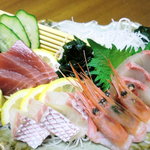 丸勝万吉 - 刺身もりあわせ１、２００円（写真は３人前です）