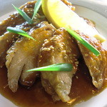 丸勝万吉 - 鶏の照り焼き５００円、日替わりの大皿料理の一品です＾＾