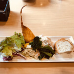 ビストロ レザン - パスタの前菜　６種類位とパン、サツマイモのチップ