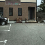 ビストロ レザン - 大通りに面していて手前が駐車場の為、奥まっています