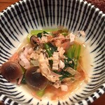 焼鳥 酉たけ - お通し1 シメジと小松菜のお浸し　これも季節感あるよねぇ