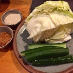 焼鳥 酉たけ - ワイフの定番キャベツきゅうり　2種類のディップでベジタブルファーストです