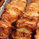 焼鳥 酉たけ - 皮はカリッとモチッとの中間くらいの食感　あと5本くらい食べたい味