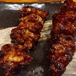 焼鳥 酉たけ - さえずりとハツ元は両方ともタレで　弾力とタレのコクがあります
