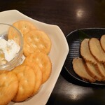居酒屋 指山商店 ＠ヒノマル - いぶりがっこ&クラッカー&チーズ
