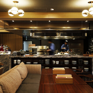 オープンキッチンの幻想的な空間でおくつろぎください。