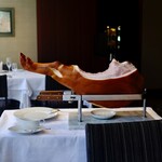 銀座 ハプスブルク・ファイルヒェン - やんばる島豚を白州の湧水で漬け込み火をじっくりいれて燻製にしたウィーンの伝統のハム。