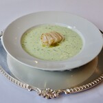 銀座 ハプスブルク・ファイルヒェン - 胡瓜の冷製スープ ディール風味 ソテーした帆立貝柱とフレッシュチーズ。