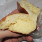 りくのパンやさん - ・「自家製炊きカスタードクリームパン(¥190)」の断面。