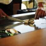 Yasaka - オープンキッチンの鉄板を舞台にフレンチの技と四季折々の旬の食材を。