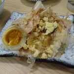 町鮨とろたく - 揚げ玉とかつお節の珍しいポテサラ