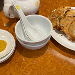 天津包子舘 - 餃子用とちゃんぽん用の取り皿。辛子は餃子用。