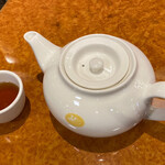 天津包子舘 - 最初に温かいウーロン茶が出されます。