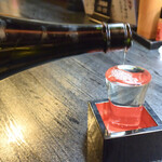 だるまや - 日本酒は目の前で店員さんが注いでくれます