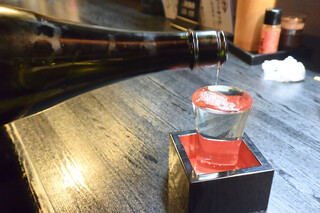 Darumaya - 日本酒は目の前で店員さんが注いでくれます