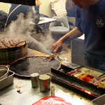 八幡屋 - 店頭で味噌おでんを煮込み、どて串をどっぷりタレに浸す。味噌の香りと煙、この現場感！