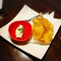 チーズ家 Quelle - お通し  マスカルポーネクリームとさつまいものチップ
                      